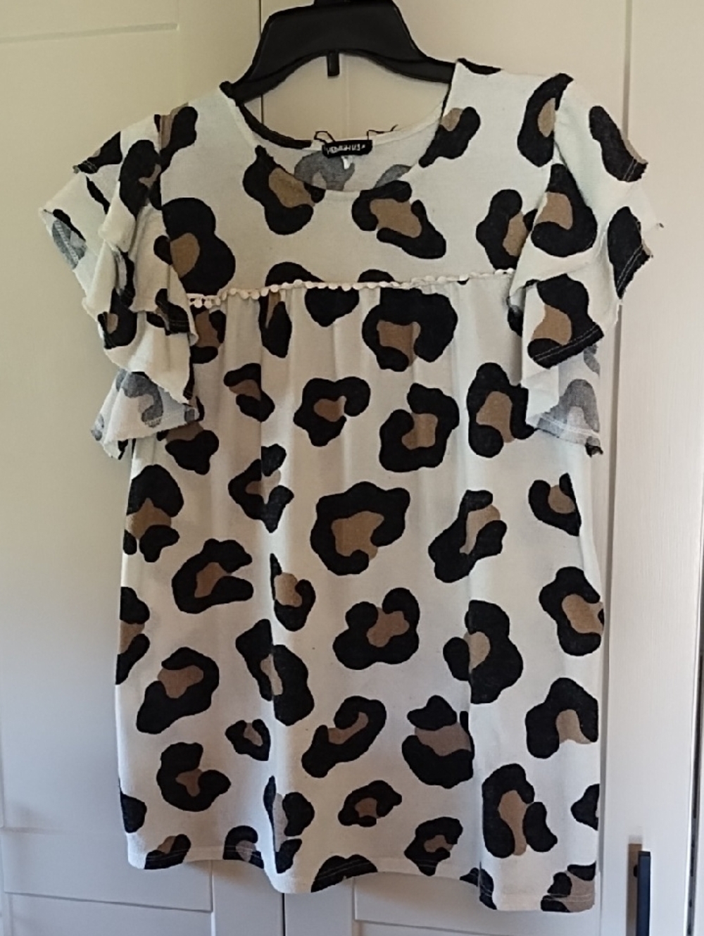 HEIMISH USA Leopard Print Ruffle Sleeve Top Med Weight, No Tag P To P 18 1/2 L26